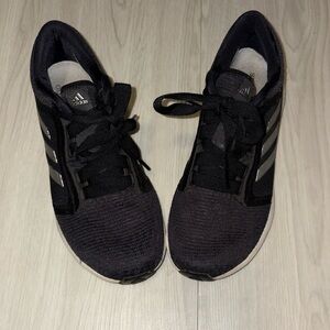 ADIDAS Lux 4 running shoe. Size 7.5.